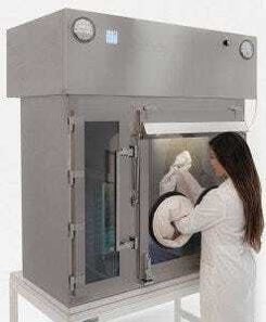 USP Compounding Aseptic Isolator (CAI): a two-chamberglovebox with internal laminar air flow and dual Magnehelic gauges